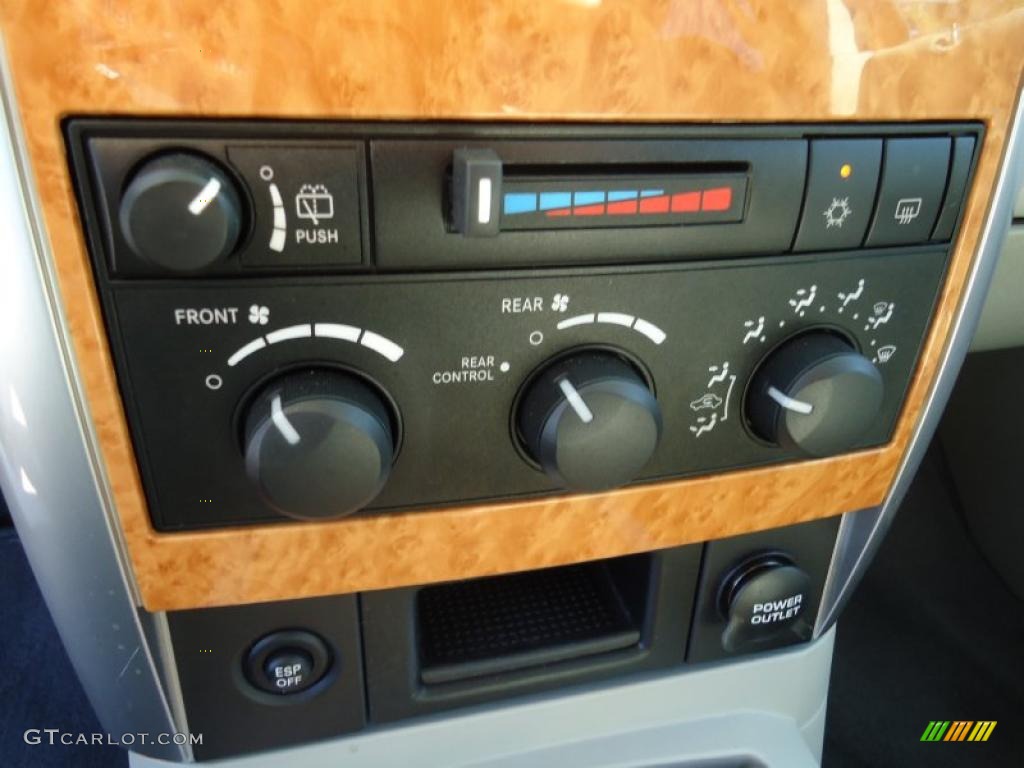2007 Chrysler Aspen Limited Controls Photo #46887035