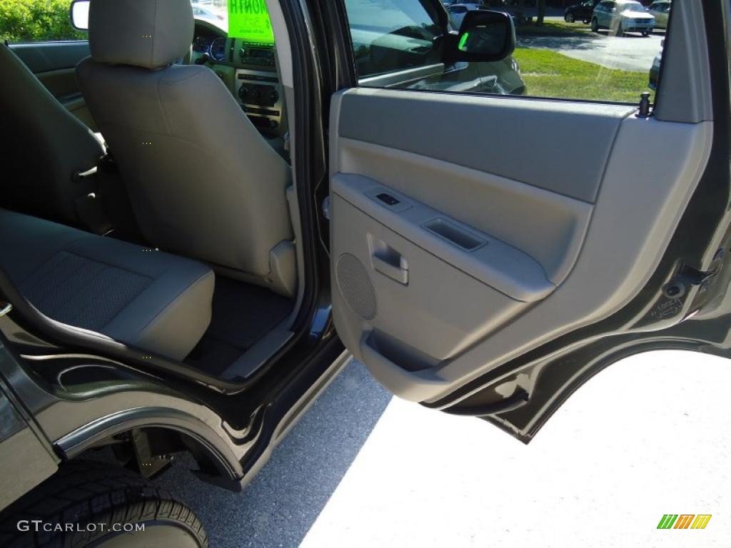 2006 Grand Cherokee Laredo - Dark Khaki Pearl / Khaki photo #15