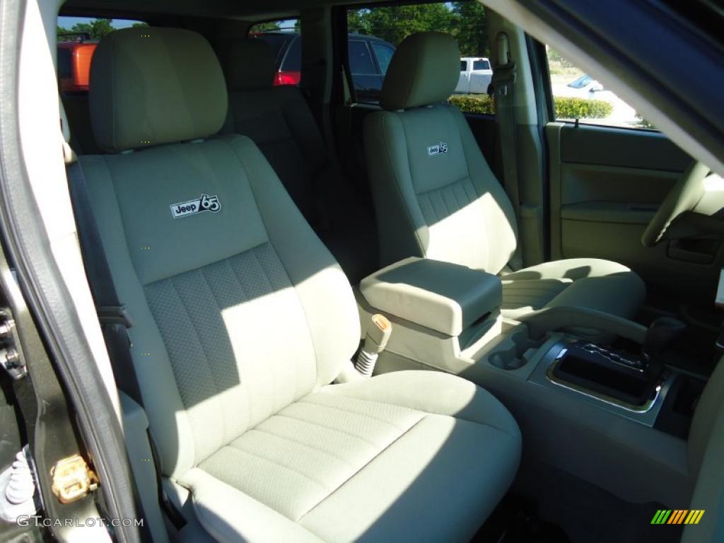 2006 Grand Cherokee Laredo - Dark Khaki Pearl / Khaki photo #20