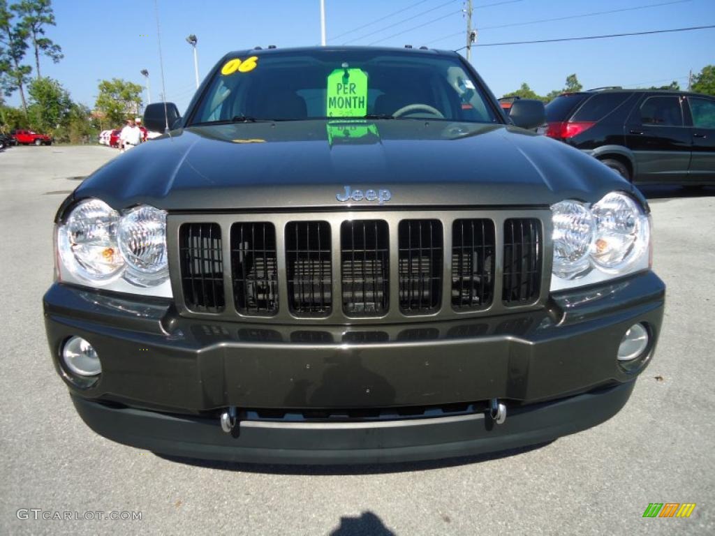 2006 Grand Cherokee Laredo - Dark Khaki Pearl / Khaki photo #21