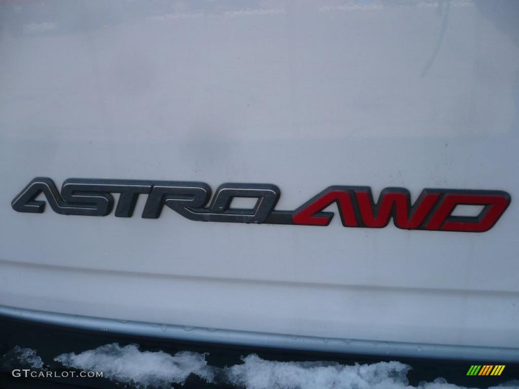 2005 Astro LT AWD Passenger Van - Summit White / Medium Gray photo #11