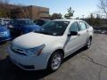 White Suede - Focus SE Sedan Photo No. 5