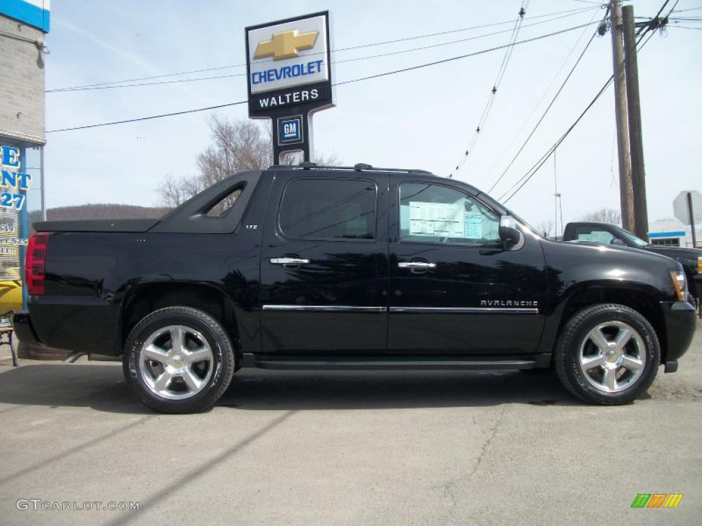 Black Chevrolet Avalanche