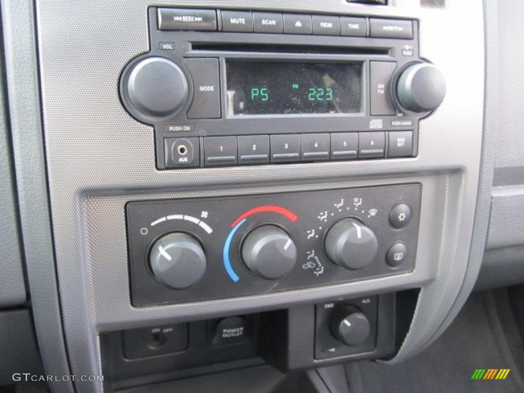 2006 Dodge Dakota SLT Club Cab 4x4 Controls Photo #46921796
