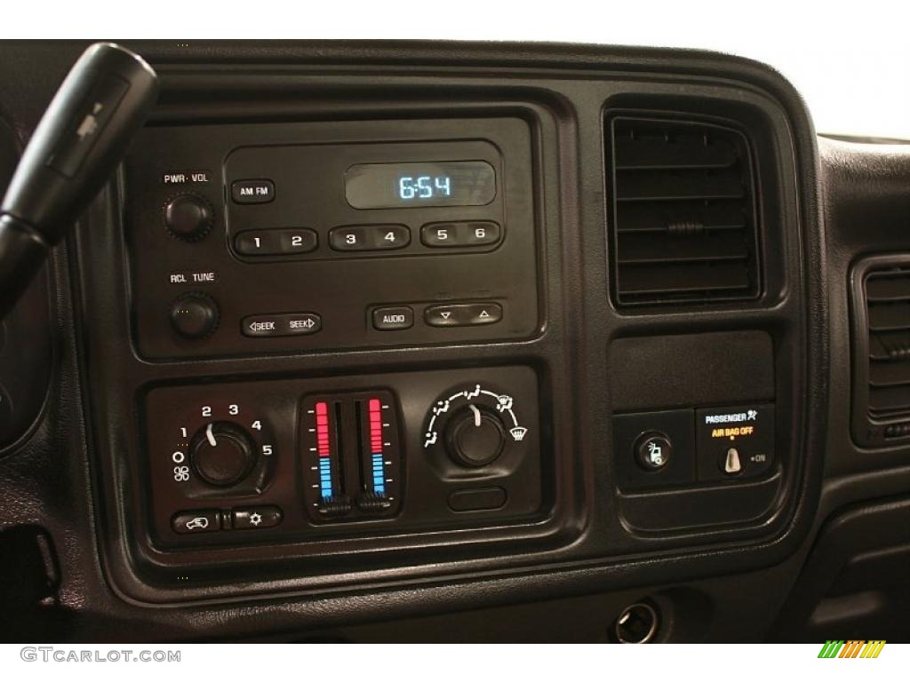 2004 Silverado 2500HD LS Regular Cab 4x4 - Victory Red / Dark Charcoal photo #11