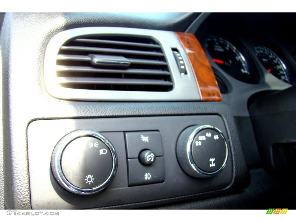 2008 Chevrolet Avalanche LTZ 4x4 Controls Photo #46946160