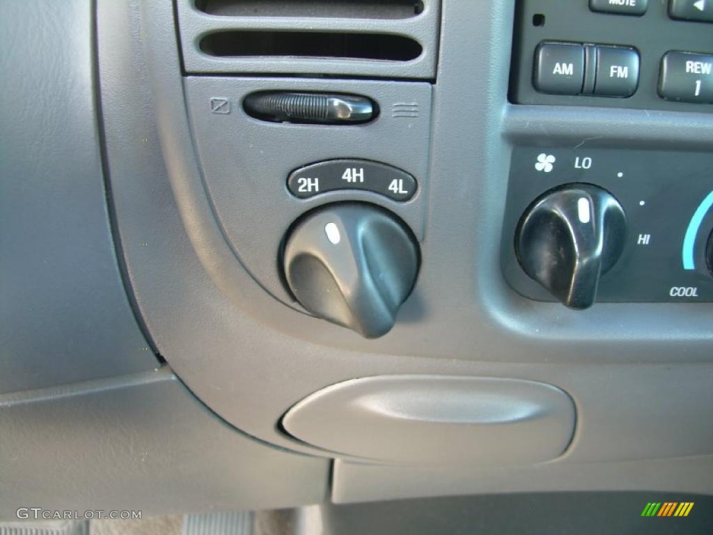2001 Ford F150 XLT SuperCab 4x4 Controls Photo #46948170