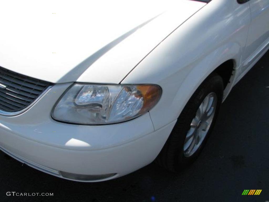 2002 Town & Country LXi - Stone White Clearcoat / Taupe photo #4