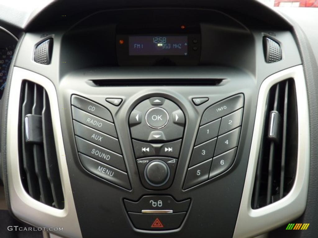 2012 Ford Focus SE Sedan Controls Photo #46955742