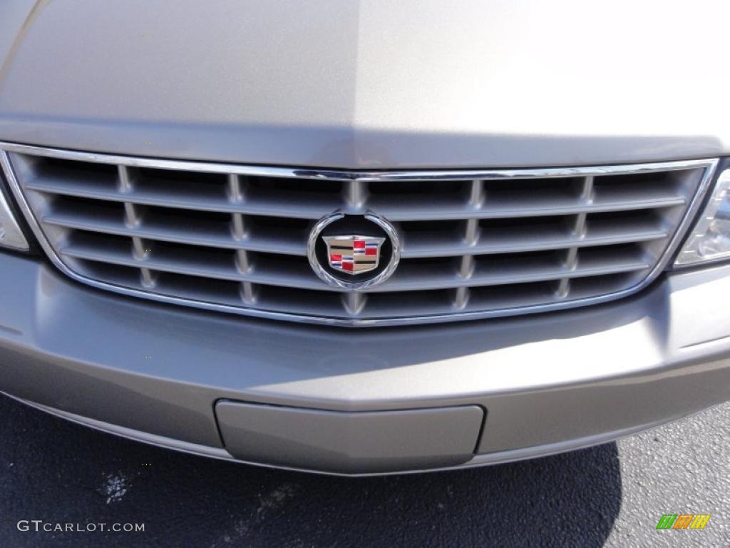 2004 Cadillac Seville SLS Marks and Logos Photos