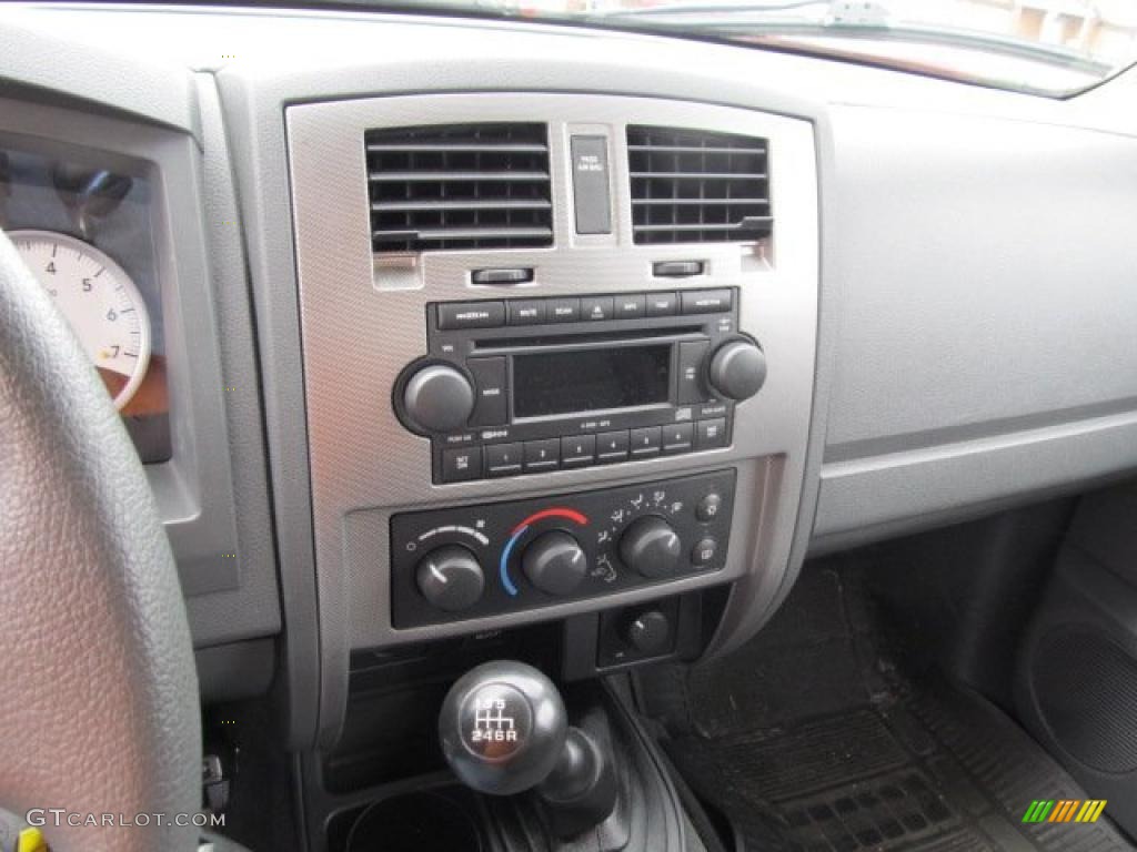 2006 Dodge Dakota SLT Club Cab 4x4 Controls Photo #46971228