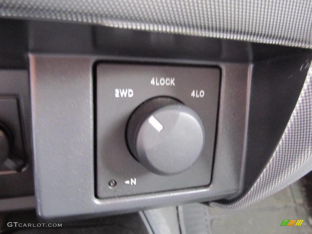 2006 Dodge Dakota SLT Club Cab 4x4 Controls Photo #46971243