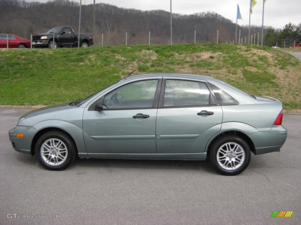 2005 Focus ZX4 SE Sedan - Light Tundra Metallic / Charcoal/Charcoal photo #1