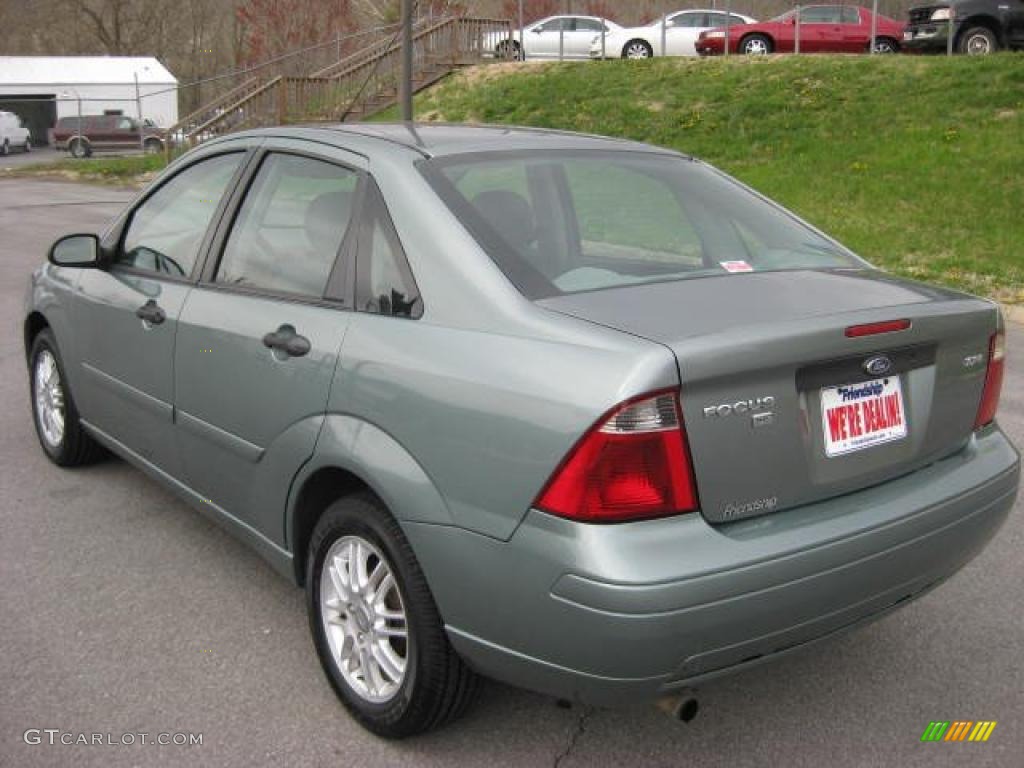 2005 Focus ZX4 SE Sedan - Light Tundra Metallic / Charcoal/Charcoal photo #8