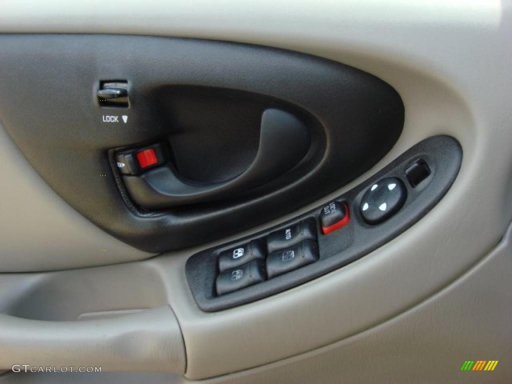 2005 Chevrolet Classic Standard Classic Model Controls Photo #47013678