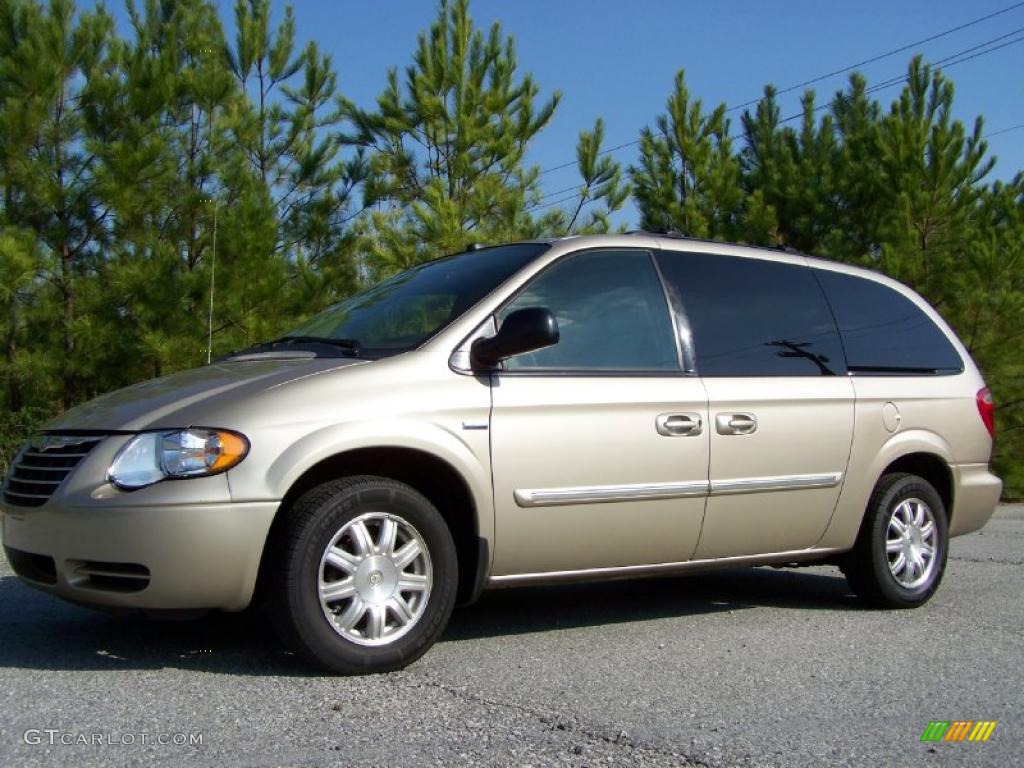 2005 Town & Country Touring - Linen Gold Metallic / Dark Khaki/Light Graystone photo #2