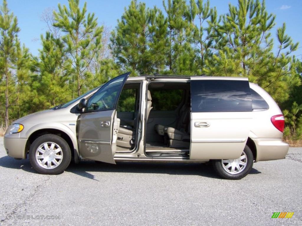 2005 Town & Country Touring - Linen Gold Metallic / Dark Khaki/Light Graystone photo #13