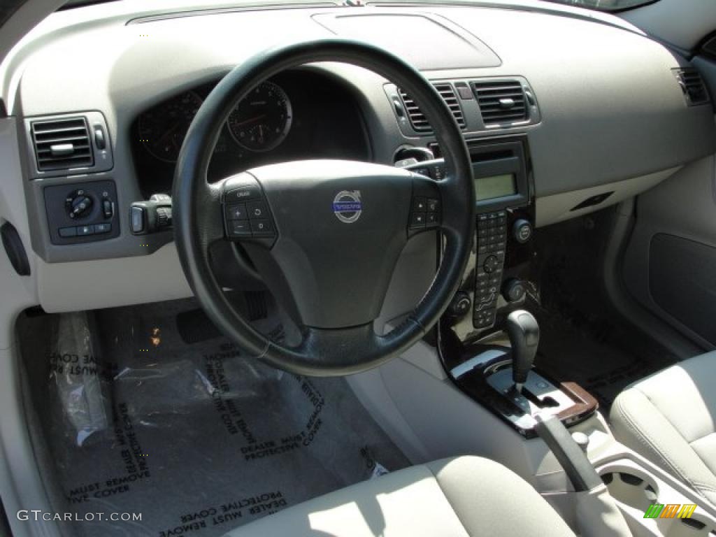 2007 Volvo S40 2.4i Dark Beige/Quartz Steering Wheel Photo #47016024