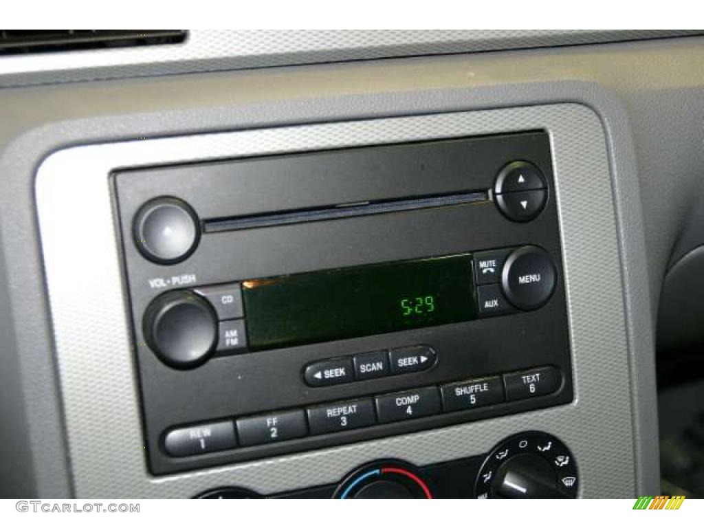 2005 Ford Five Hundred SE AWD Controls Photo #47019876