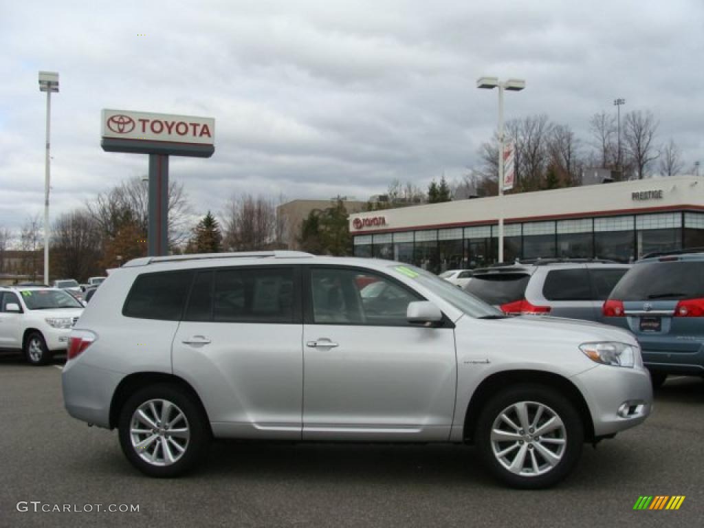 Classic Silver Metallic Toyota Highlander