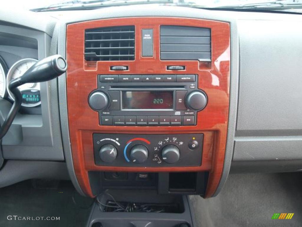 2005 Dodge Dakota SLT Club Cab Controls Photo #47046777