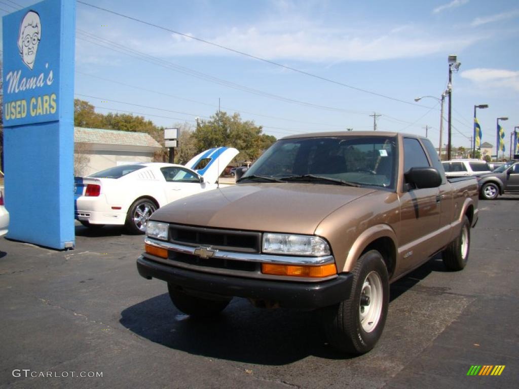 2002 S10 Extended Cab - Sandalwood Metallic / Graphite photo #4