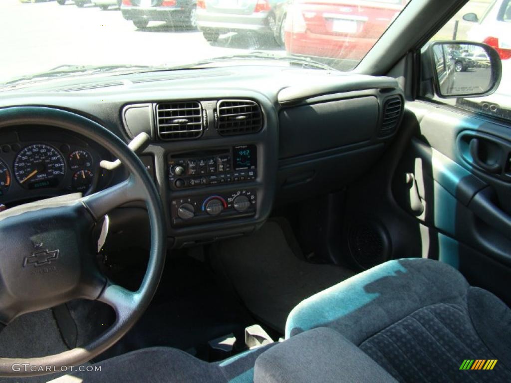 2002 S10 Extended Cab - Sandalwood Metallic / Graphite photo #16