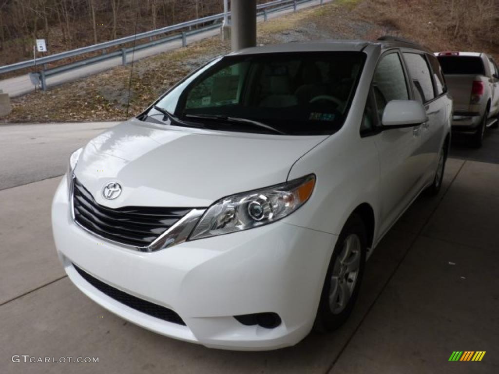 2011 Sienna LE - Super White / Light Gray photo #5