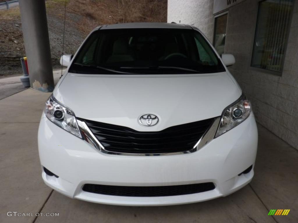 2011 Sienna LE - Super White / Light Gray photo #6