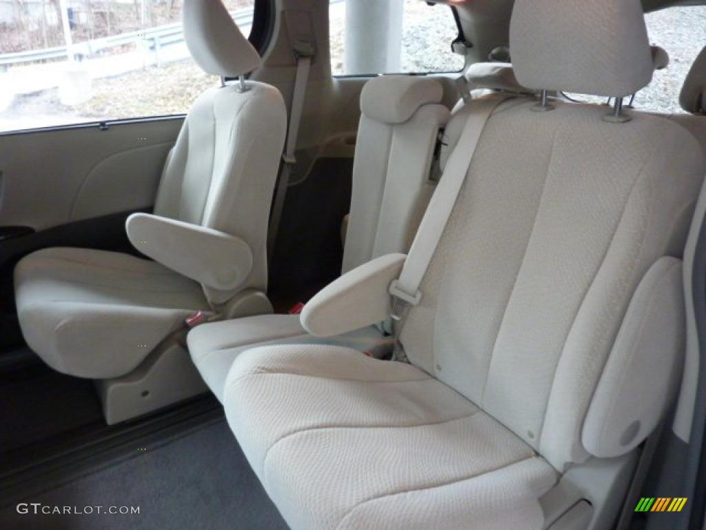 2011 Sienna LE - Super White / Light Gray photo #9