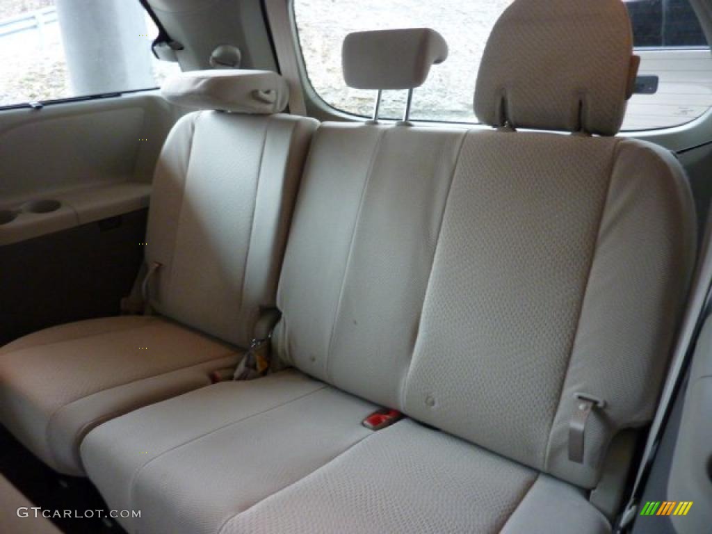 2011 Sienna LE - Super White / Light Gray photo #10