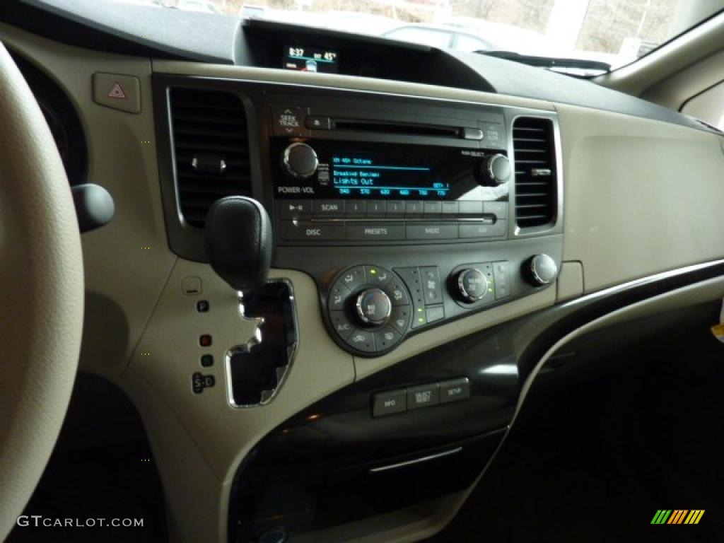 2011 Sienna LE - Super White / Light Gray photo #13