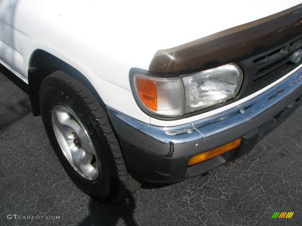 1999 Pathfinder XE 4x4 - Cloud White / Gray photo #2