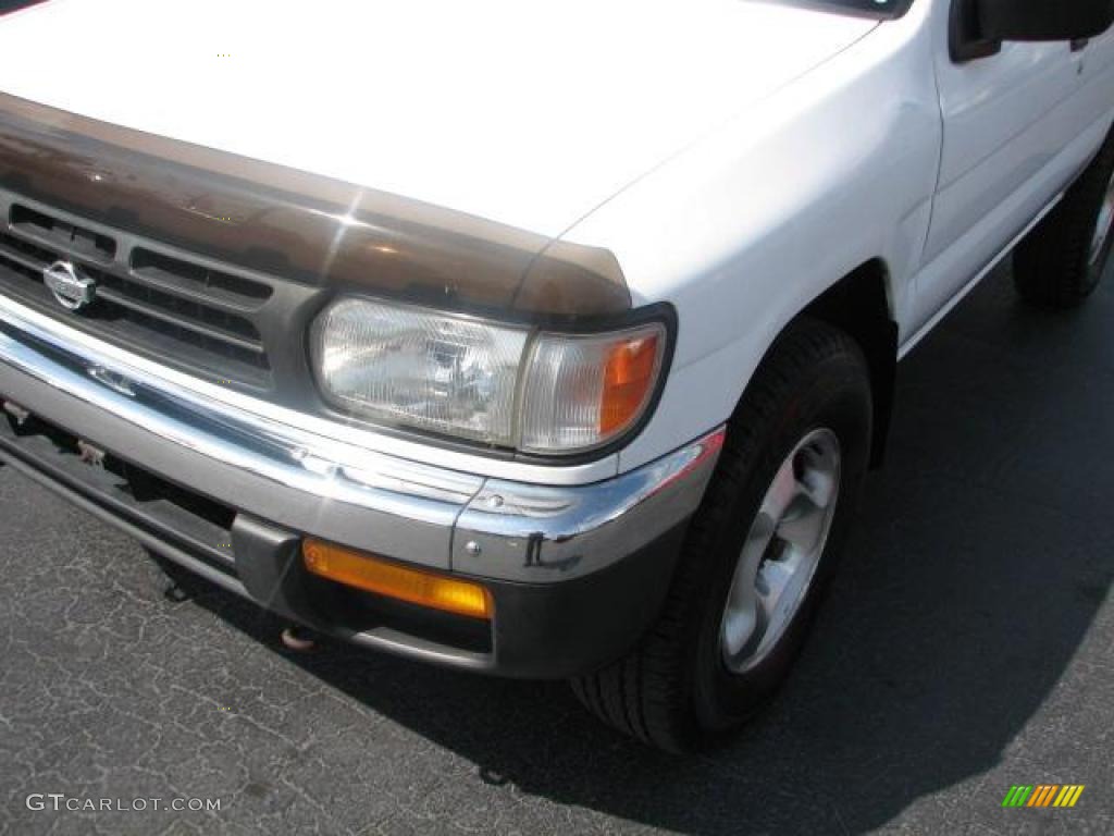 1999 Pathfinder XE 4x4 - Cloud White / Gray photo #4