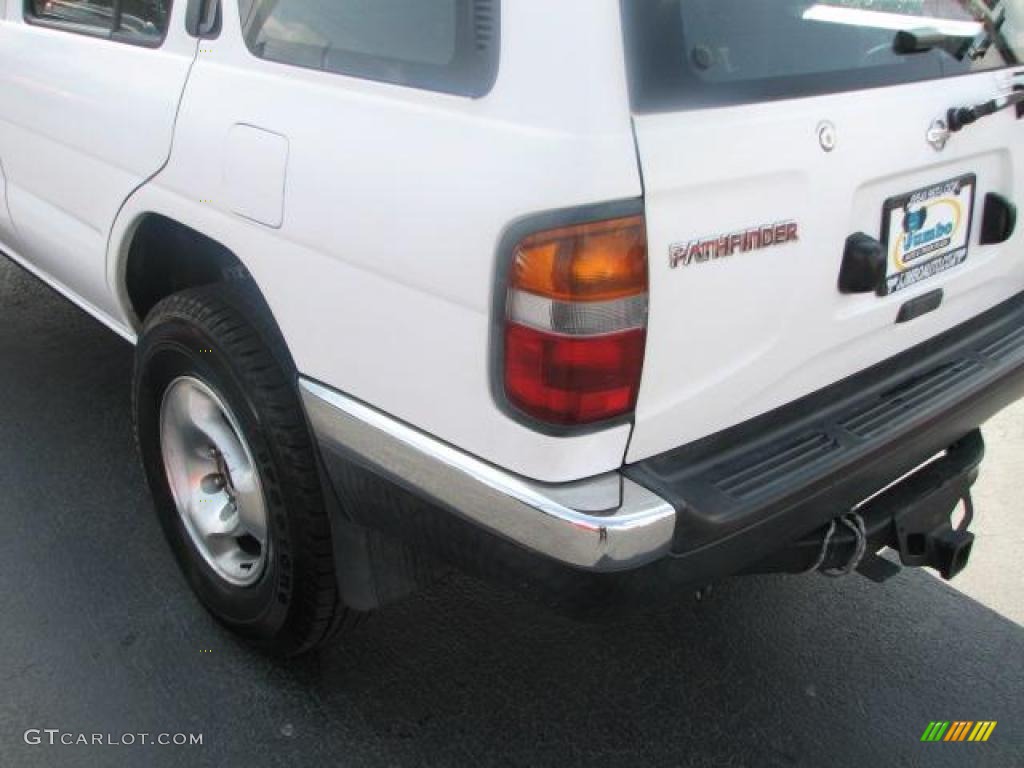 1999 Pathfinder XE 4x4 - Cloud White / Gray photo #8