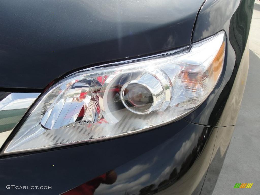 2011 Sienna LE - Black / Light Gray photo #9