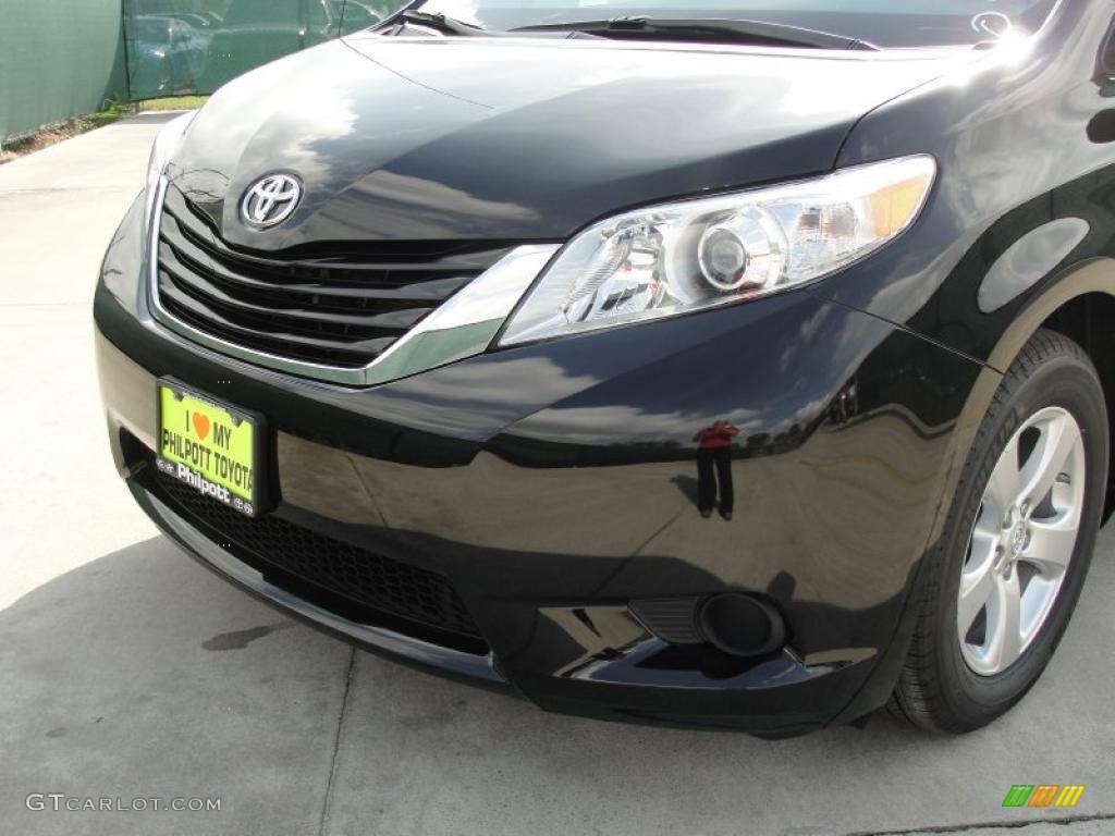 2011 Sienna LE - Black / Light Gray photo #10