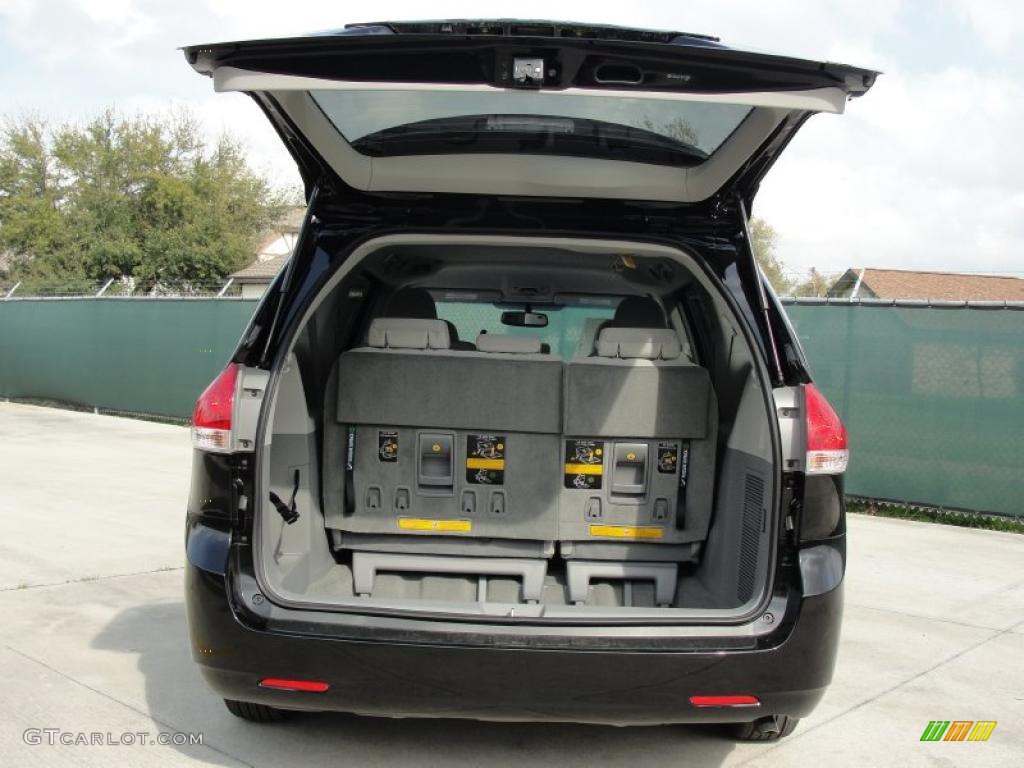 2011 Sienna LE - Black / Light Gray photo #19