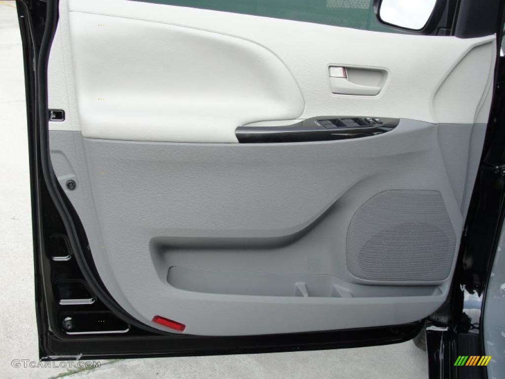2011 Sienna LE - Black / Light Gray photo #26