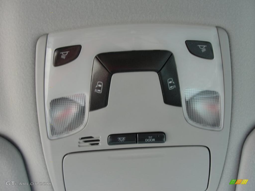 2011 Sienna LE - Black / Light Gray photo #31