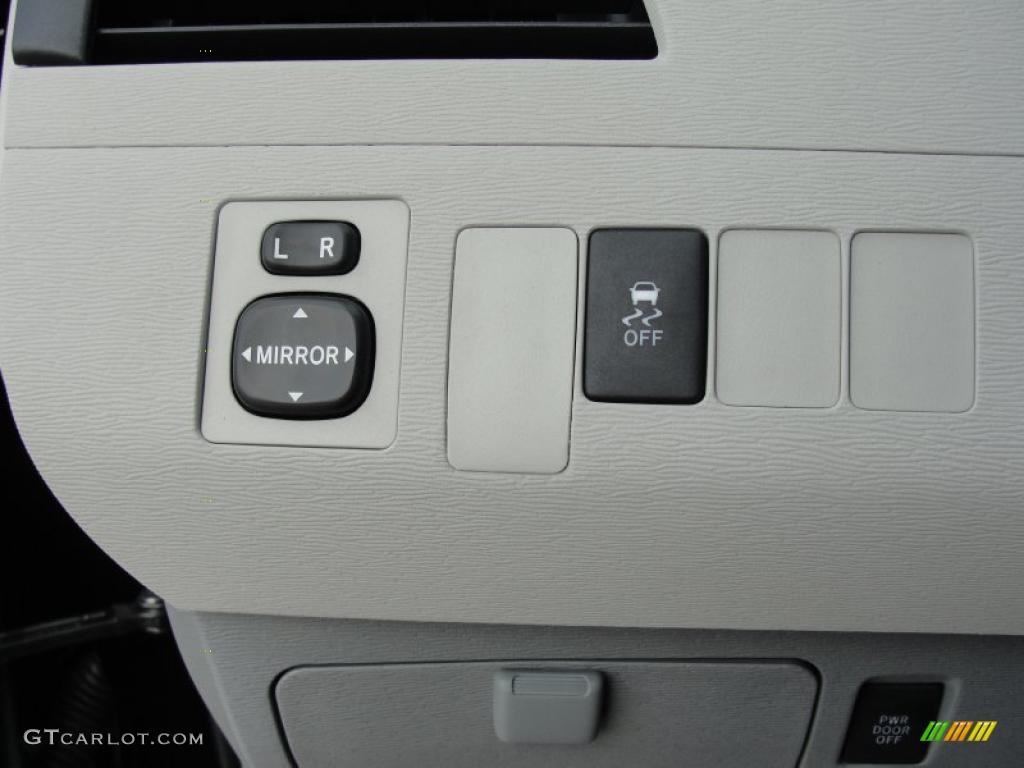 2011 Sienna LE - Black / Light Gray photo #38