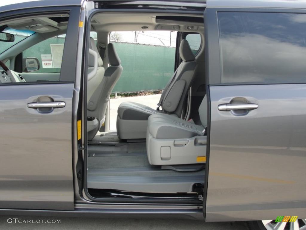 2011 Sienna Limited - Predawn Gray Mica / Light Gray photo #24