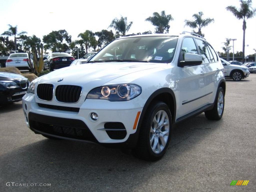 2011 X5 xDrive 35i - Alpine White / Sand Beige photo #1