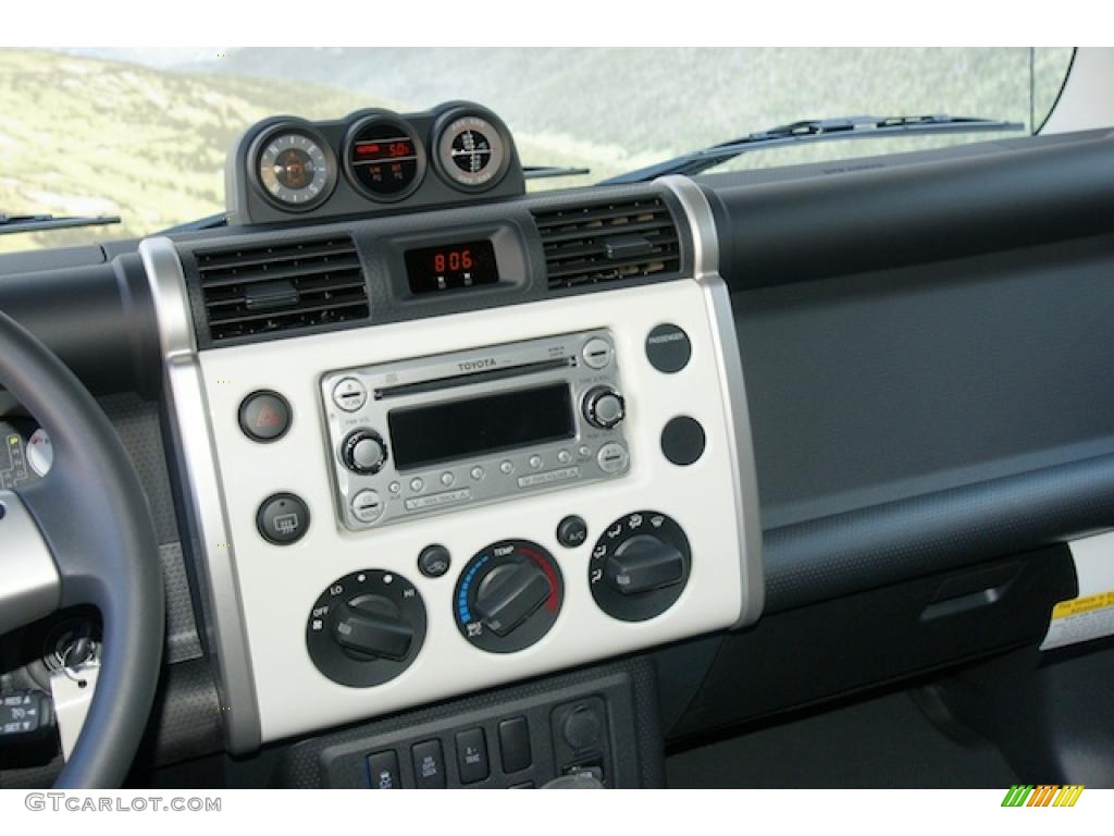 2011 Toyota FJ Cruiser 4WD Controls Photo #47072771
