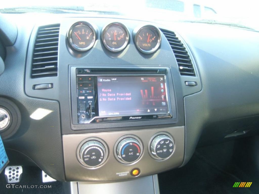 2005 Nissan Altima 3.5 SE-R Controls Photos