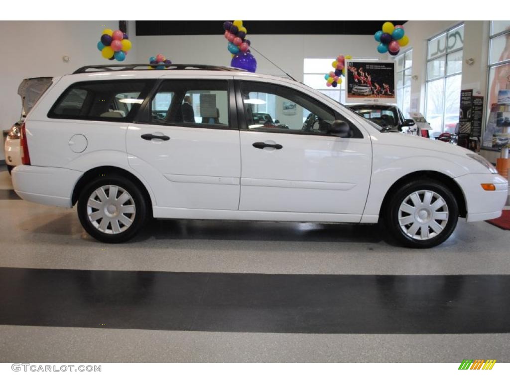 2004 Focus SE Wagon - Cloud 9 White / Medium Parchment photo #7