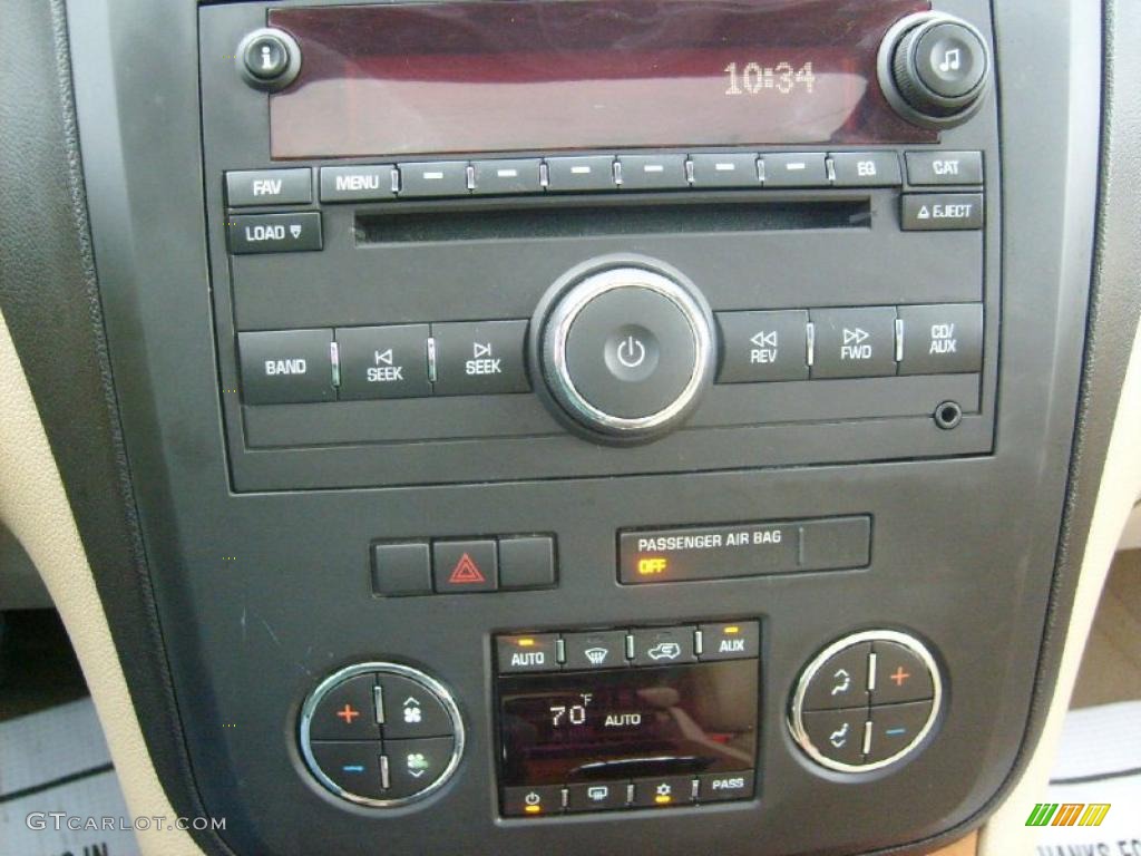 2007 Saturn Outlook XR AWD Controls Photo #47102657