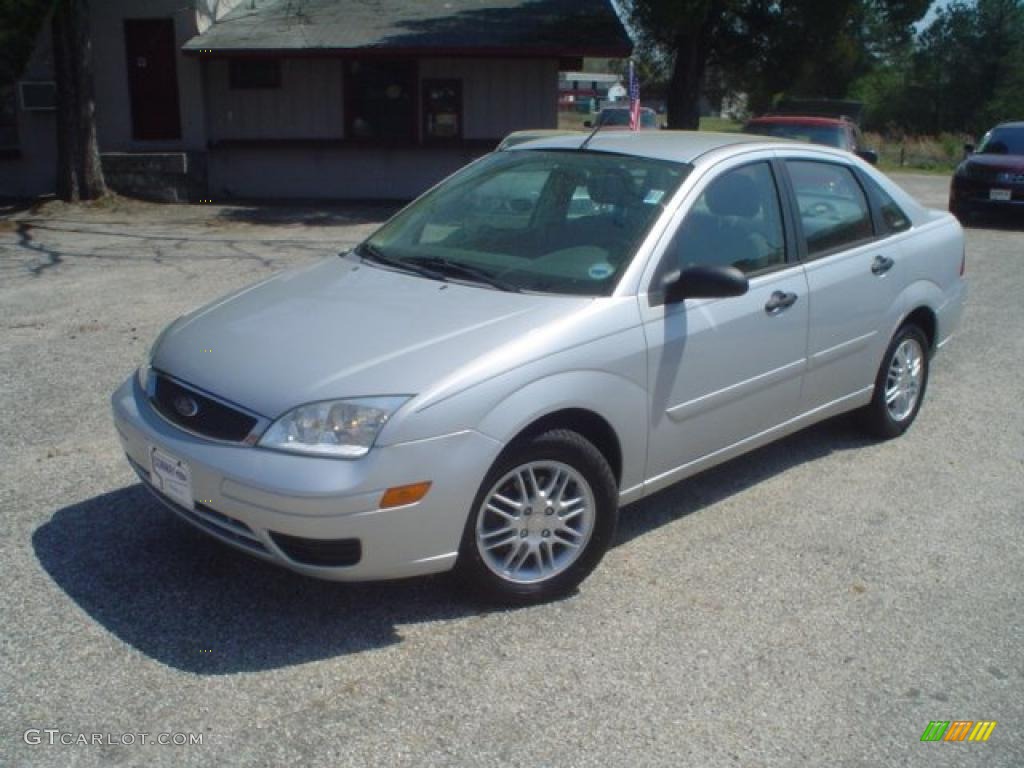 2005 Focus ZX4 SE Sedan - CD Silver Metallic / Dark Flint/Light Flint photo #1