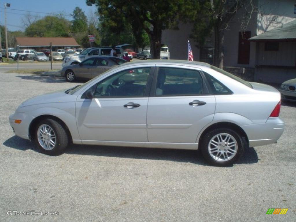 CD Silver Metallic 2005 Ford Focus ZX4 SE Sedan Exterior Photo #47107661