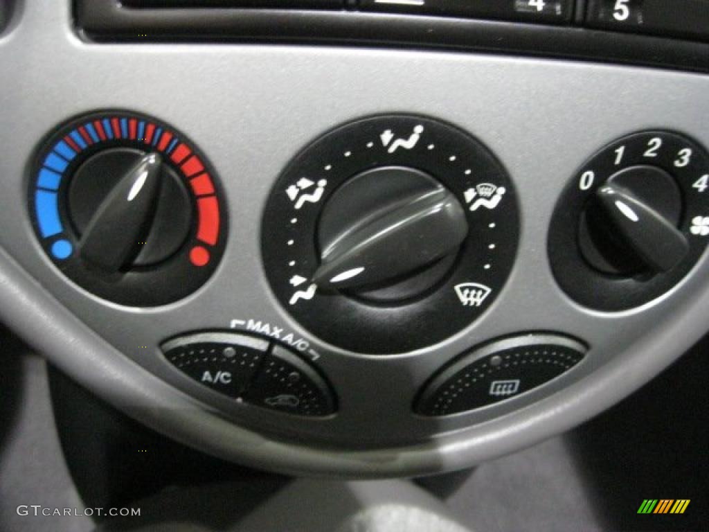 2002 Ford Focus ZX3 Coupe Controls Photo #47121639